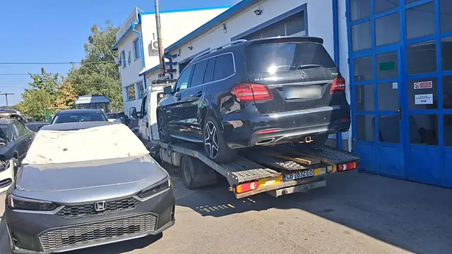 Черен Mercedes GLS 450 на платформата пред автосервиз