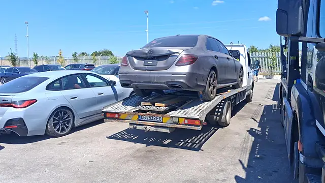 Сив Mercedes седан на платформата на паркинг