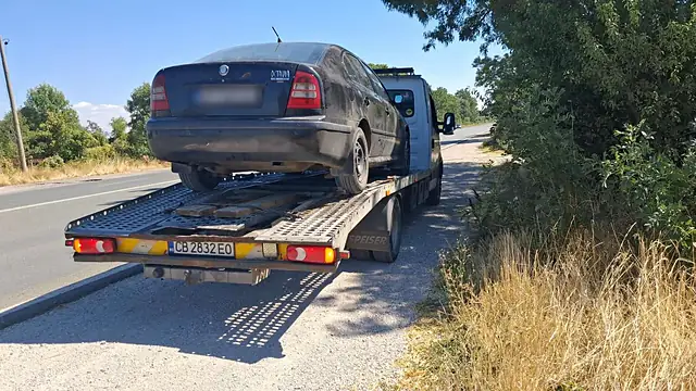 Skoda Octavia на платформата, спрели в банкета на пътя