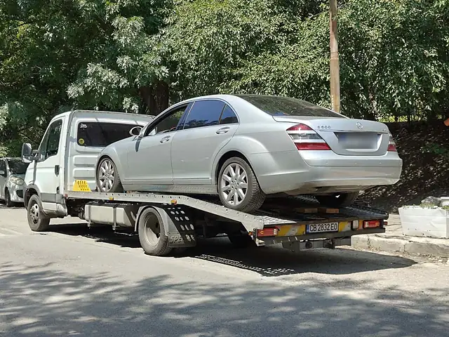 Сребрист Mercedes S500 на платформата на репатрака