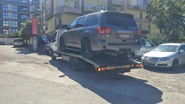Toyota Sequoia на платформата пред пункт за технически прегледи