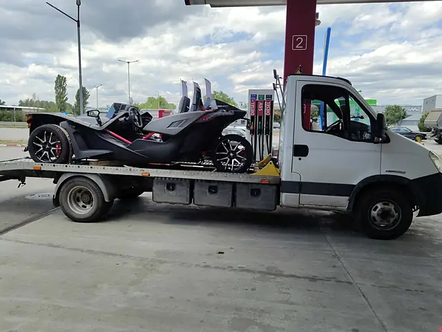 Polaris Slingshot, закрепен на платформата, на бензиностанция