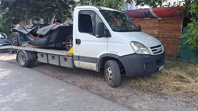 Репатракът Iveco Daily с Polaris Slingshot на платформата