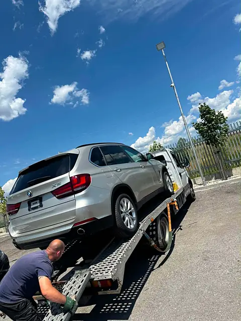 Товарене на BMW X5 на платформата по рампите